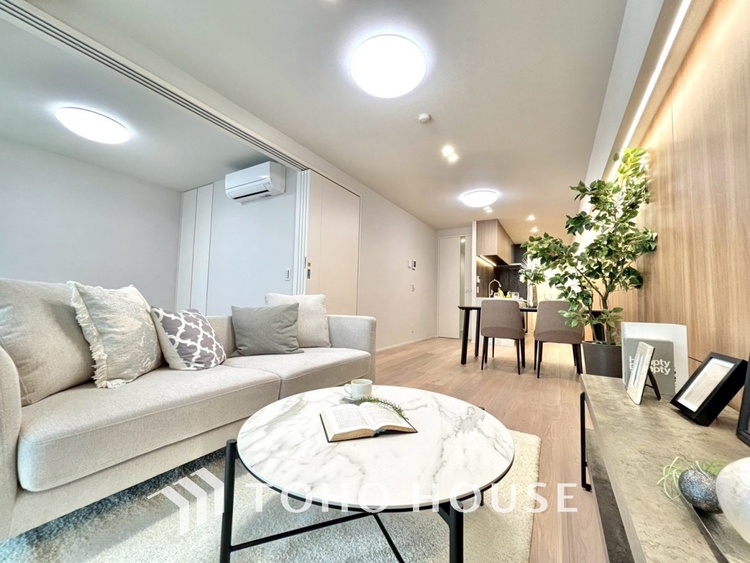 内装 忙しい朝でも、しっかり家族が揃って食事をして頂けるゆとりある大きさのダイニングスペース。