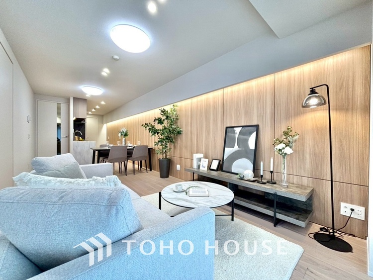 内装 叶えたかったのは落ち着きのあるナチュラルな風合い、そして開放感があるリビング。優雅な気分に浸れる幸せな時間を家族が自然と集まりたくなるこの空間で。