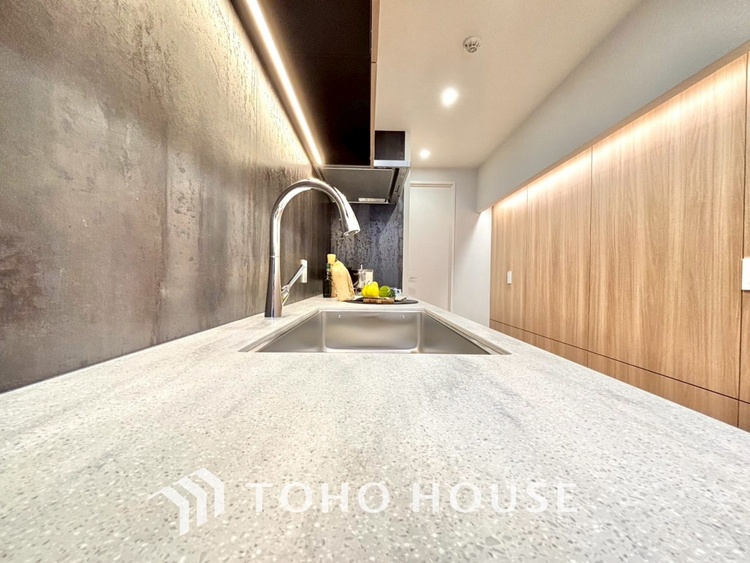 キッチン 手元の収納から、足元の収納までが全てスライド式で、奥のスペースまで有効に活用できます。奥まで上から見渡せるので、たまにしか使わない調理器具もサッと取出せます。