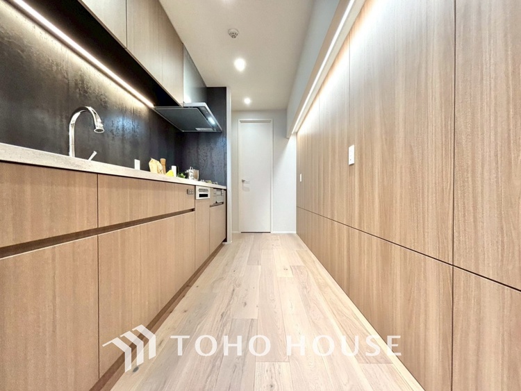 キッチン ◆愛育◆キッチンは家族の絆を育む大切な空間。シンプルで使い易いSystemKitchenで愉しく作る料理は愛情のある美味しいご馳走に。家族で使える広々としたダイニングキッチンです。