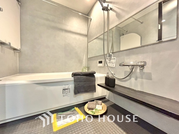 風呂 【浴室】《一日の疲れを落としてくれる場所は、落ち着く場所でなければならない》　高級感溢れるカラーと大きさ・柔らかな曲線で構成された半身浴も楽しめるバスタブが心地よさをもたらします。