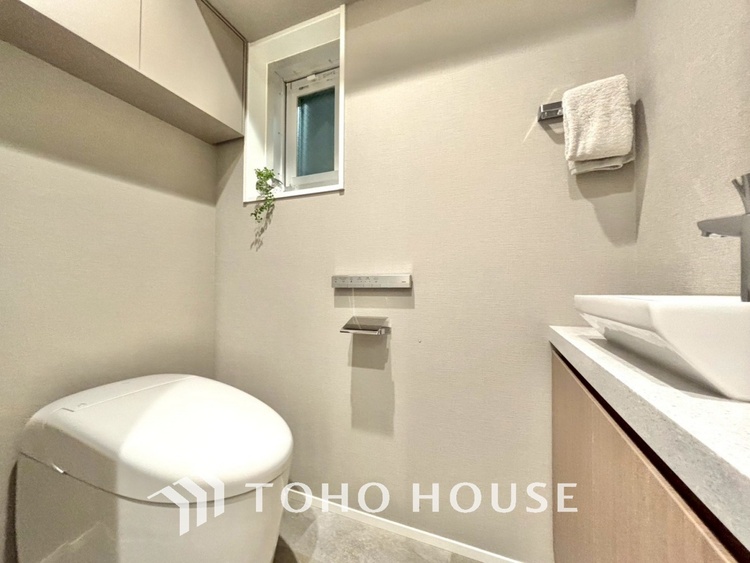 トイレ 清潔感あるホワイト調のクロスと温もり溢れるモダンカラーの床材が見事に調和した本邸宅は、毎日の生活を少しでも快適に過ごして頂ける様に落ち着いた雰囲気作りから行っています。