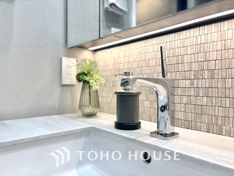 洗面 気持ちの良い朝をつくりだし、夕方には笑顔を取り戻させてくれるミラー。パウダールームはいつでも本来の自分を取り戻せる空間。明るく仕上げてあります。