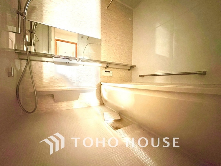 風呂 【Bathroom】一日の疲れをゆっくりと癒す空間。足を伸ばして入れる浴槽で、心までほどける時間を。