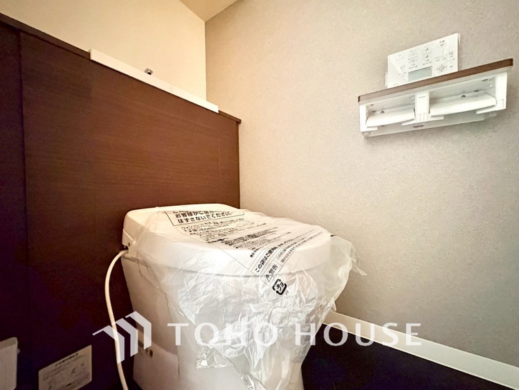 トイレ 【Toilet Room】落ち着いた色合いが心を整える。お手入れのしやすい設計で、清潔に保てます。機能性と清潔感を兼ね備えています。