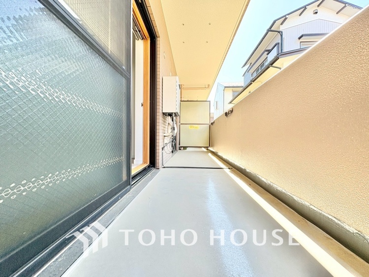 バルコニー 【Balcony】空を近くに感じる開放的な空間。陽当たりも良く、洗濯物も気持ちよく乾きます。日常に少しの余白を。