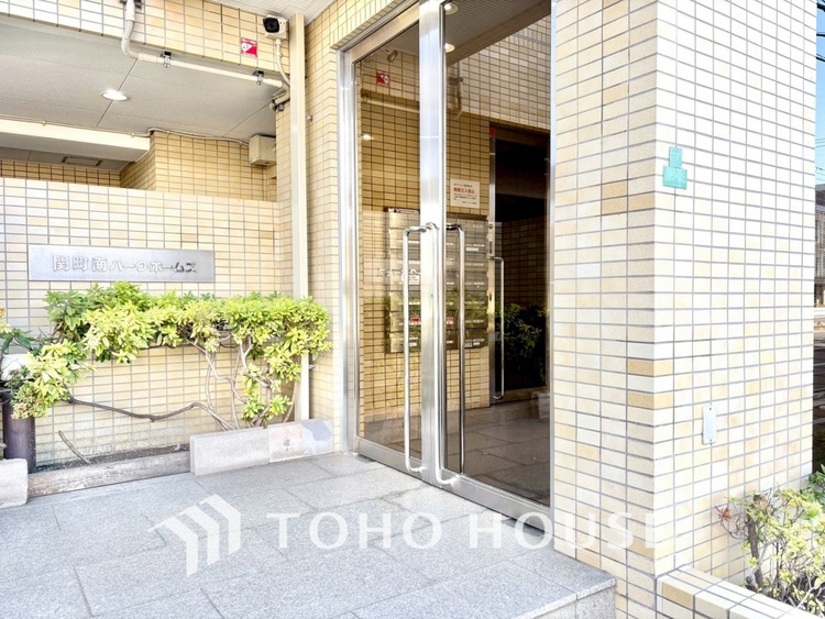 外観 【エントランス】住まう方や訪れる人を優しく迎えてくれるエントランス。マンションの顔となる落ち着いた空間です。