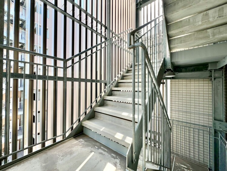 その他 共用部の階段です。明るく清潔に管理されています。