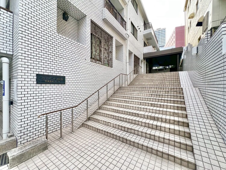 その他 共用部の階段です。明るく清潔に管理されています。