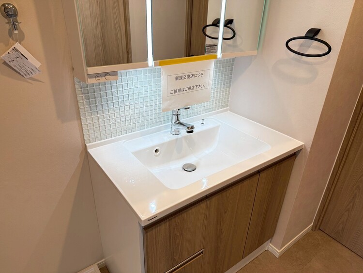 その他 清潔感を感じられる洗面化粧台。