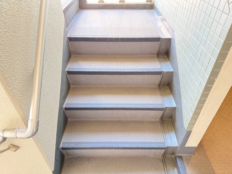 その他 共用部の階段です。明るく清潔に管理されています。