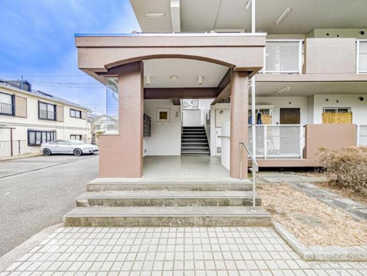 間取り 開放感があり日当りも良好です！目の前に広がる開放感とゆとり。暮らしの夢を育む住まいがここにあります！穏やかな風と陽光を導き、プライバシーに配慮された設計プランで居住性を一段と心地よいものにしています！