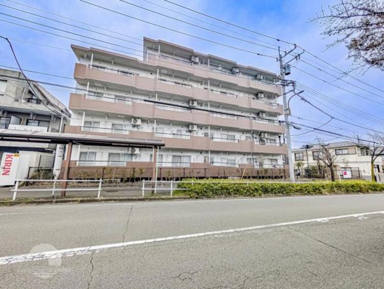 その他 おうちの前面道路は交通量の少ない生活道路で駐車もらくらく。車庫入れ苦手なママや小さなお子様も安心です　何気ない日常の中でストレスの少ない生活はふとした時に大きな満足をきっとあたえてくれます！！