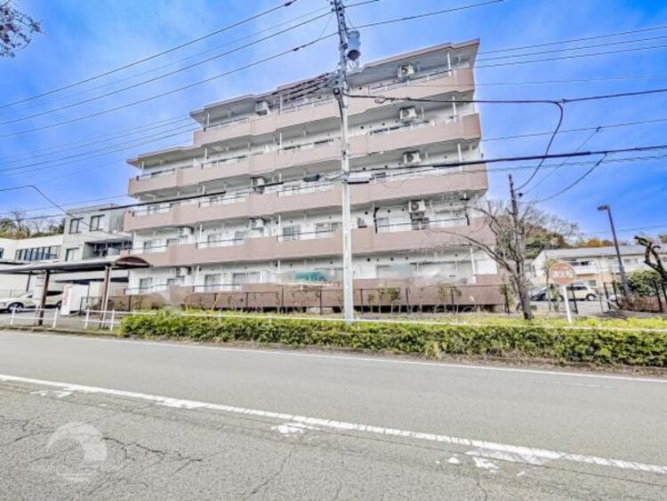 その他 一戸建てを中心とした街並が続き、静かで落ち着いた住環境です。心地よいライフスタイルが実現できる予感。少しでも豊かに、快適に。そんな想いから生まれた本邸宅は、これから先のお住まいをきっと支えてくれます。