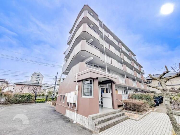 その他 美しい外観やくつろぎの空間にふさわしい素材で満ちております。機能性をも兼ねそろえた理想のお住まい。落ち着きある邸宅街が広がるエリアで、暮らしの夢を育む、あなただけの快適な新生活をはじめてみませんか？