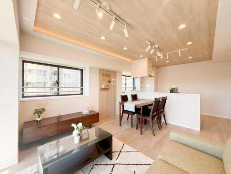 居間 お天気が晴れの日は照明をつけなくても充分明るいリビングです！どこか落ち着きのある広々とした内装です！皆で過ごす空間が、目に浮かんでくる様な優しいリビングダイニングです！くつろいだり楽しい時間を是非！