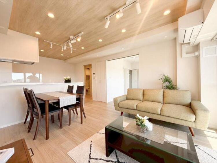 居間 リビングにあふれる採光と心地よい風のつどう調和された空間！！生活を彩る充実した日々が過ごせそうです。家族の滞在期間が長くなることを予測して、設計士が思いと工夫をこらした自慢のリビングダイニング！！！