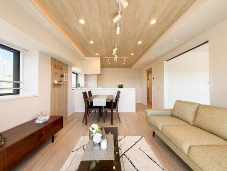 居間 開放感とプライベート感が見事に両立されたリビングダイニング！通常では相反するファクターがともにそろうと極上のくつろぎ空間が生まれます。だれにも譲りたくない至福の空間で過ごす日々は生活をより豊かにします