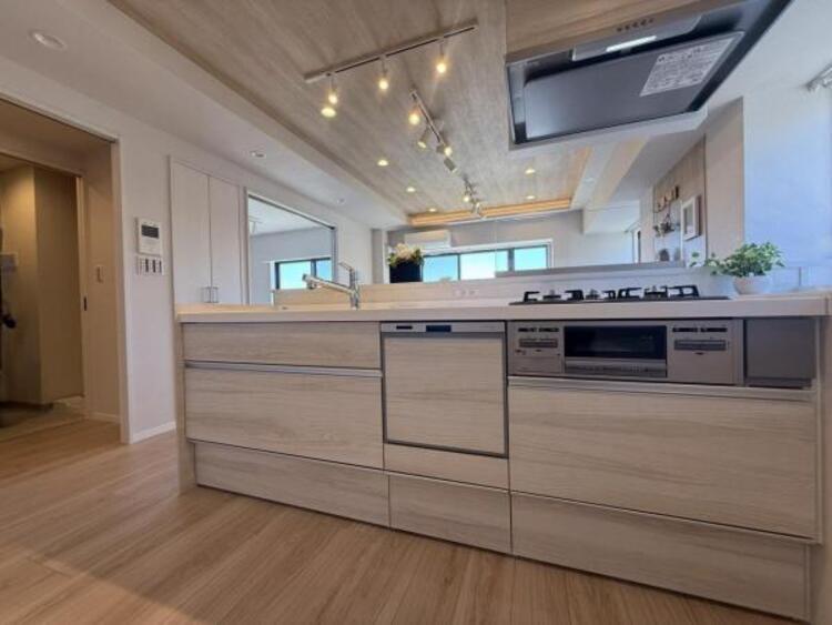 キッチン 【キッチン】広く取られたキッチンスペースはとても便利です。　自由にレイアウトがカスタマイズできます。