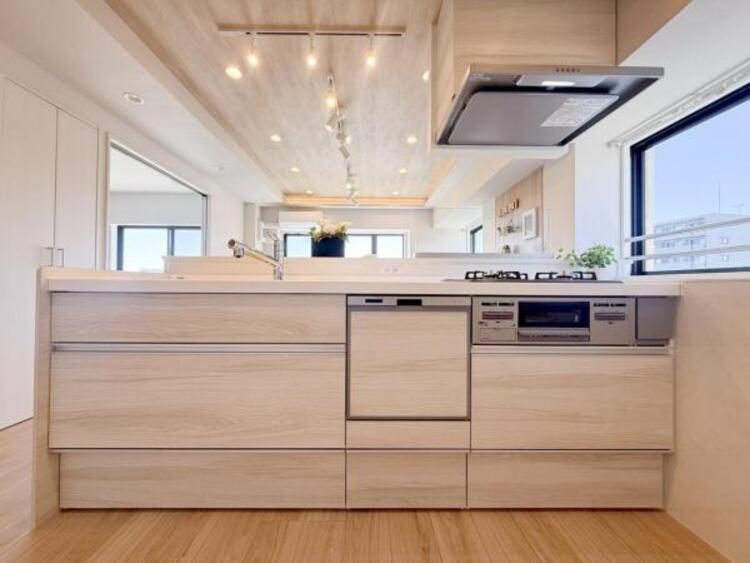 キッチン 食洗器付きキッチン！食後の洗い物の時間を食洗器にまかせて空いた時間を団欒や趣味に使うことができます。お使いにならない場合でも食器の乾燥や大きな食器の収納などにもお使いいただけます。