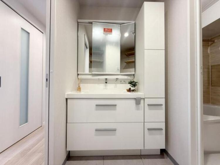 洗面 【洗面・脱衣所】使いやすい最新の洗面台にリフォーム済みです。ご入居時から気持ちよくお使いいただけます