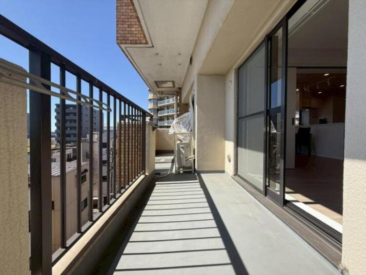 バルコニー 【バルコニー】太陽の光と爽やかな風でお洗濯物は気持ちいいです。