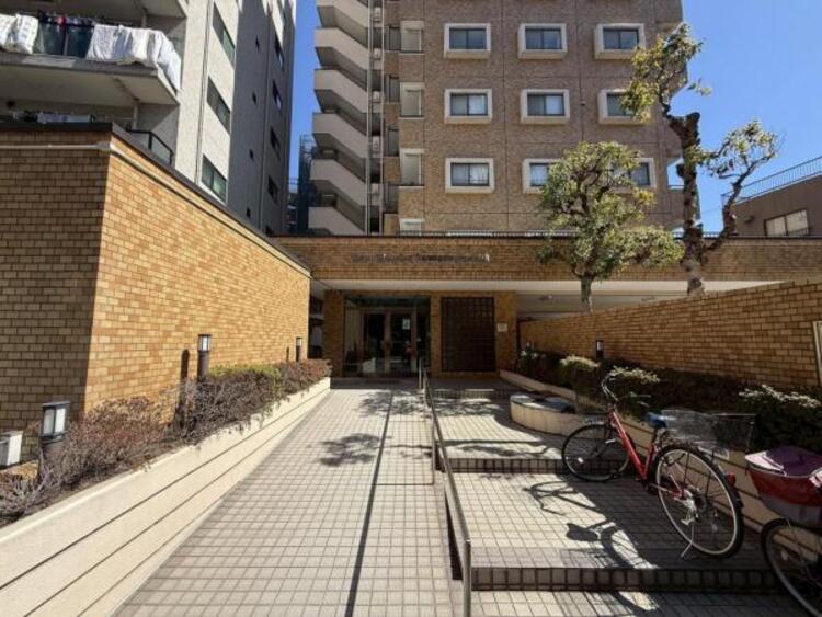 エントランス 【エントランス】重厚感の溢れるエントランスはマンションの顔！帰宅時、来客時に誇れる空間を演出します！