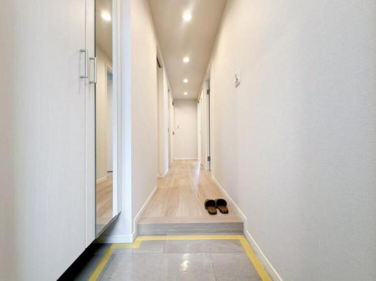 その他 【玄関】明るく広い玄関には収納力に優れたシューズボックス。　靴をスッキリと整頓することができます。