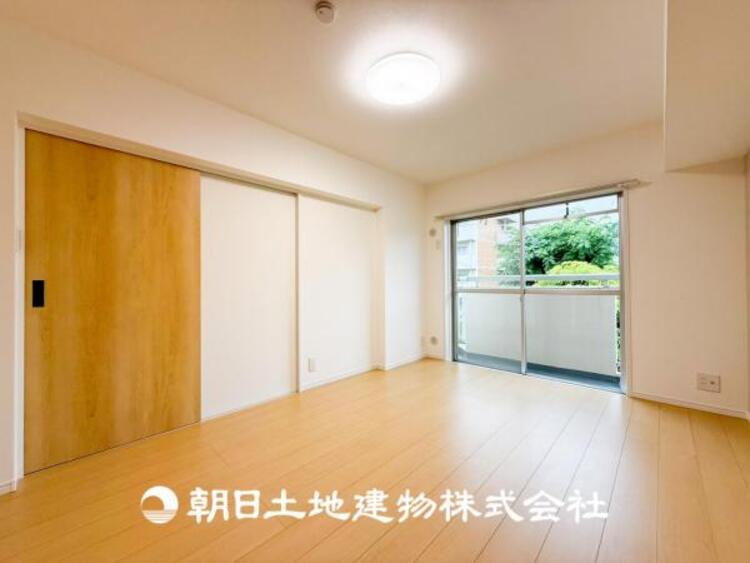内装 【居室】爽やかな空間演出とセンス良く纏められた室内は良質な寛ぎ空間。そこで暮らす大切な人達のことを考え造りこんだ空間は日々の生活に安らぎを与えてくれます。