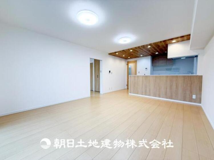 居間 【リビング】開放的で明るい空間が広がるLDK。リビングには暖かな太陽が降り注ぎ、爽やかな住空間です。お友達を呼んでお茶をしたり、一緒に料理を楽しみながら楽しい時間を。
