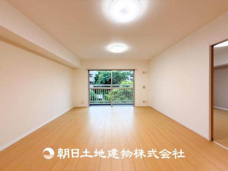 居間 【リビング】大切なご家族、招いた友人と過ごすひと時を溢れる光が優しく包み込む空間。大切な人とともに、心穏やかに過ごすひととき。家族との時間、自分の時間を大切にできる空間を作りました。