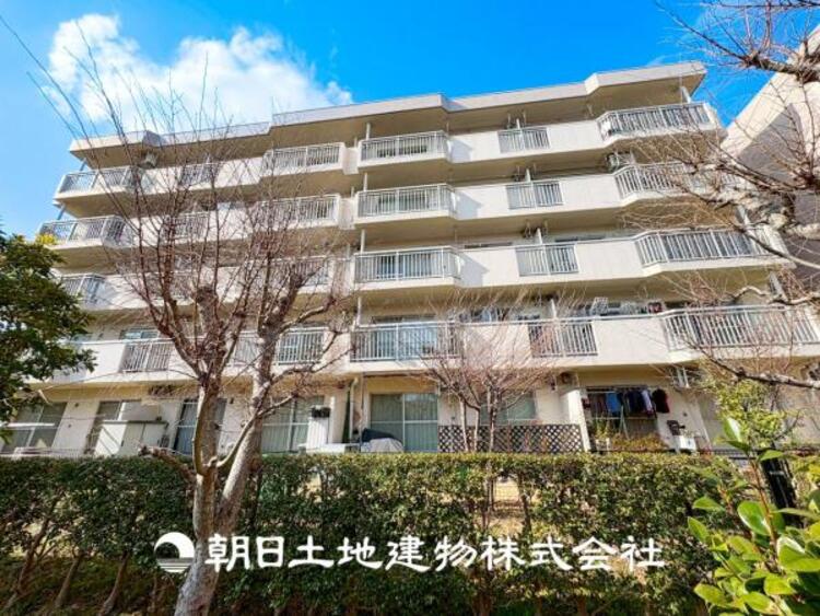 外観 【外観写真】時代の流行ではなく拘りを貫く。シックなカラートーンで街並みに溶け込む外観は、主張し過ぎず、かつ平凡ではない絶妙なバランスで輝きを放ちます。