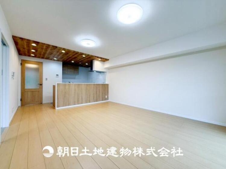 居間 【リビング】リビングにはみんなが集い、食事や楽しい会話が始まる。話に夢中になりすぎて、ついつい時を忘れてしまう。そんな束の間の幸せを感じさせてくれる場所。お子様の勉強スペースとしても活用できます。