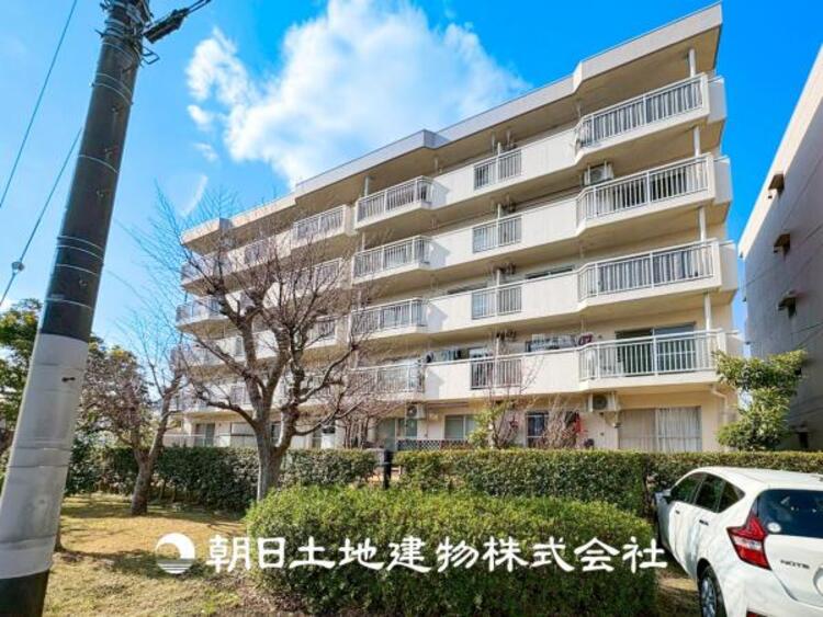 外観 【外観写真】家族の色を映し出す洗練された邸宅は、ずっと輝き続けながらいつしか街の風景に溶け込んでいきます。