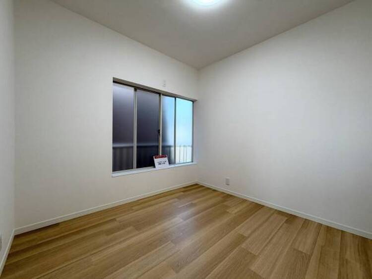 内装 ●〇採光、通風が心地よいお部屋です。お子様部屋にも、お父さんの書斎にも、どんな目的でも心地よくお使いいただけるようなデザインになっている為、家族構成の変化にも柔軟に対応できる居室となっております　〇●