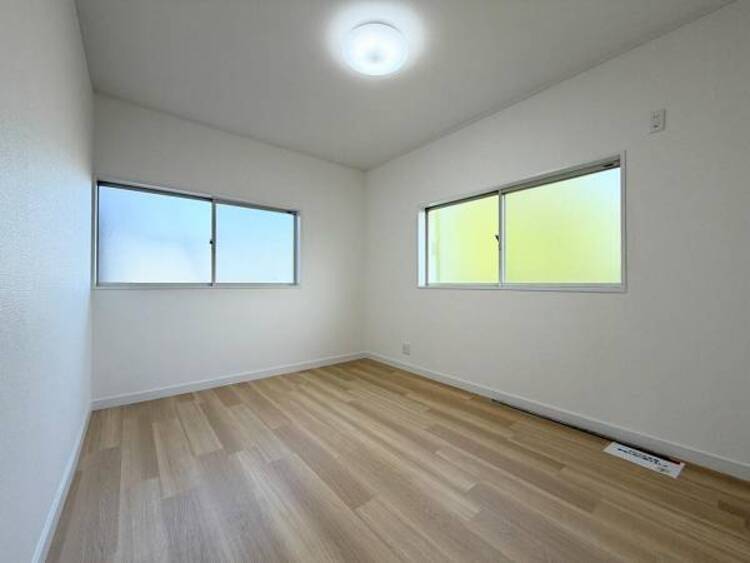 内装 ●〇2面採光でお部屋の隅々まで明るい印象の居室。バルコニーにも出られて、おひさまの光と爽やかな風をたっぷりと取り込めます。勉強やテレワーク中の方も簡単に気分転換。毎日の生活も自然と明るくなりそう　〇●