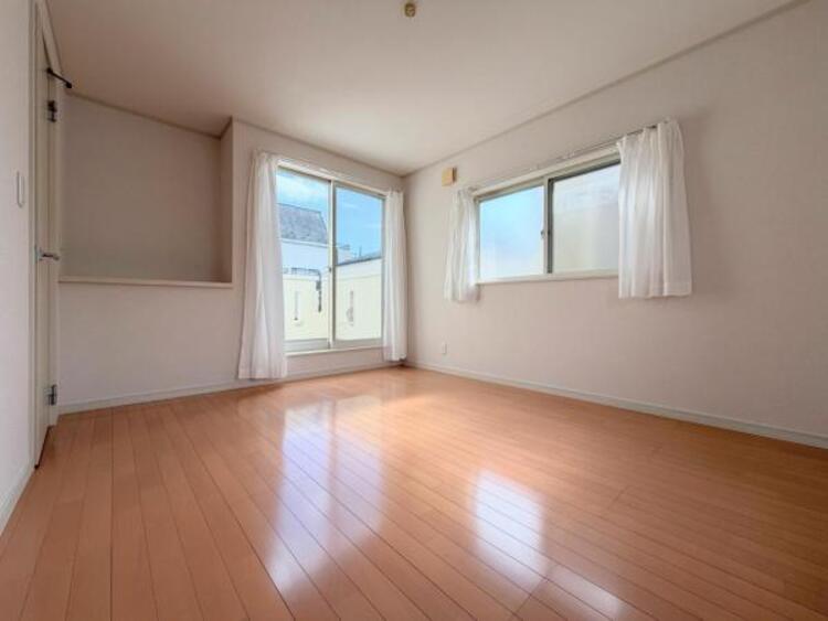 内装 ●〇全居室にクローゼットを完備！普段使いのお洋服や小物はもちろん、季節物のお洋服などもしっかりと整理整頓おしまい頂けます。整理整頓は床に物を置かない所から。居室空間をより広く隅々まで使用できます　〇● 