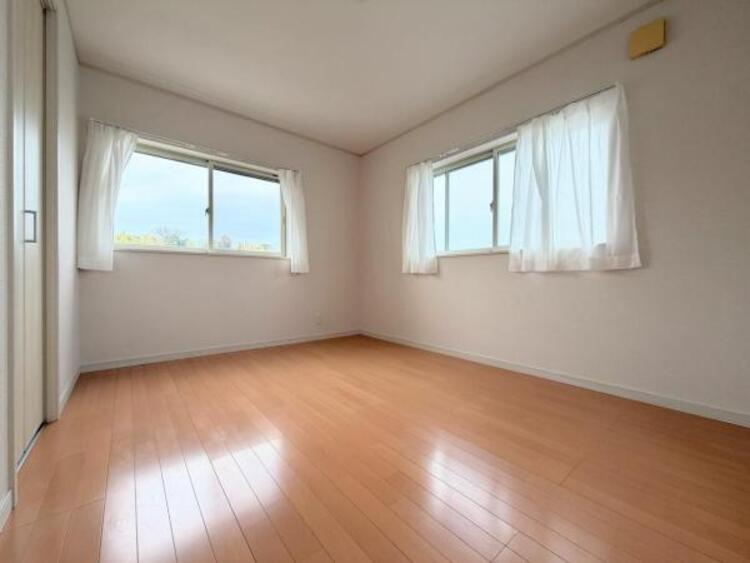 内装 ●〇バルコニーに大きく面した掃出し窓から光が降りそそぐ開放的な居室です。大きな窓からは、太陽の光はもちろん、爽やかな風が部屋一面に吹き抜けます。部屋のこもったニオイもすぐに換気することが出来ます　〇● 