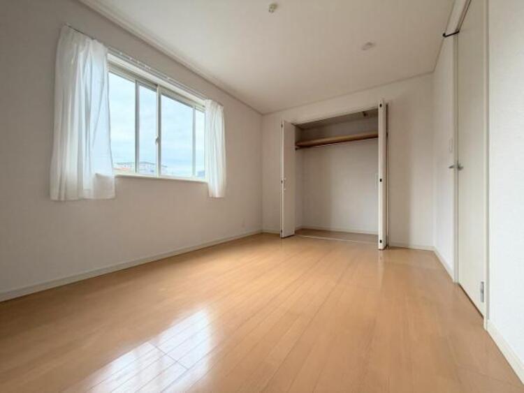 内装 ●〇採光もアクセントの一つとして。プライベートルームにはやさしい光が射し込んでいて、この明るい好みの空間で読書や音楽。充実した時間を過ごせます。日中に明りをつける必要が無い事も物件選びの大きな条件〇● 