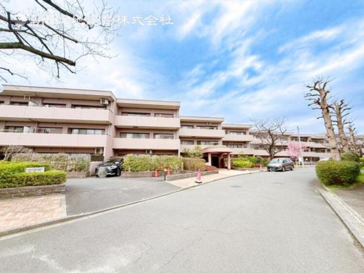 外観 開放感があり日当りも良好です！目の前に広がる開放感とゆとり。暮らしの夢を育む住まいがここにあります！穏やかな風と陽光を導き、プライバシーに配慮された設計プランで居住性を一段と心地よいものにしています！