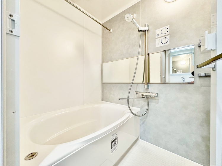 風呂 一日の疲れを癒すバスルームは、心地よいリラックスを叶える清潔感溢れる空間です。