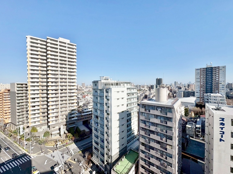 バルコニー 窓を開けると広がる青空。心をリフレッシュして日々を過ごしていきましょう。