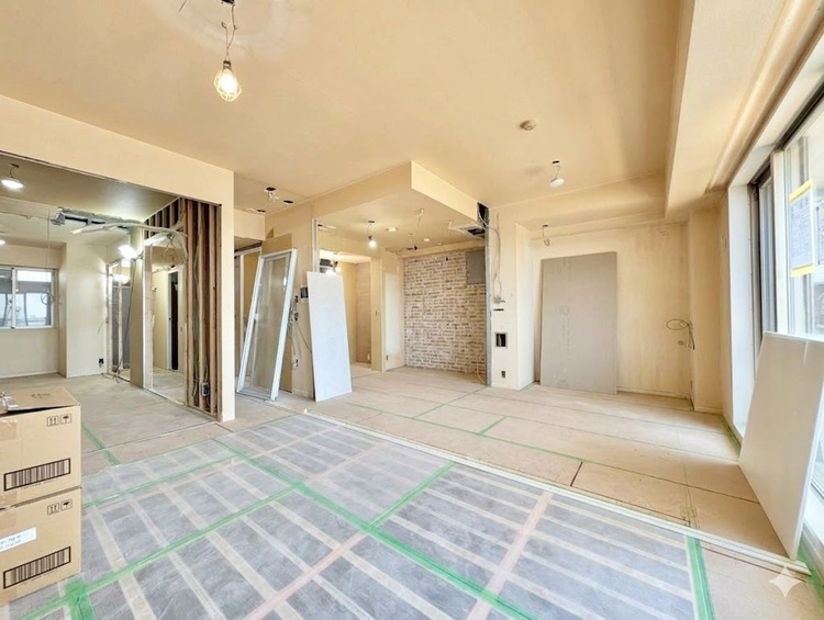 居間 居心地の良い空気感は、暮らしのステージを彩り、心からのやすらぎと満足感を与えてくれます。（施工中）