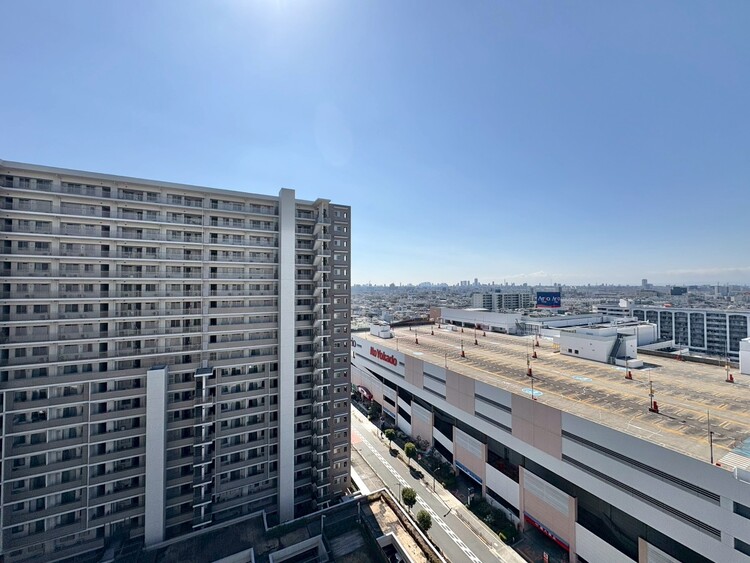 バルコニー 窓を開けると広がる青空。心をリフレッシュして日々を過ごしていきましょう。