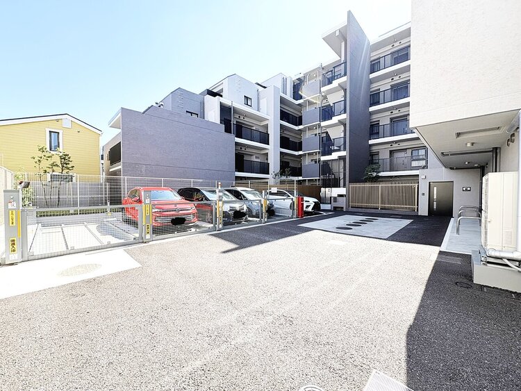 駐車場 本物件の駐車スペースです。車種制限のある場合もございますので、お気軽にお問い合わせくださいませ。