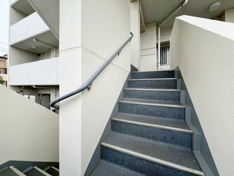 その他 落ち着いた雰囲気の階段。手すりも常設しているので、ゆったりお使いになれます。