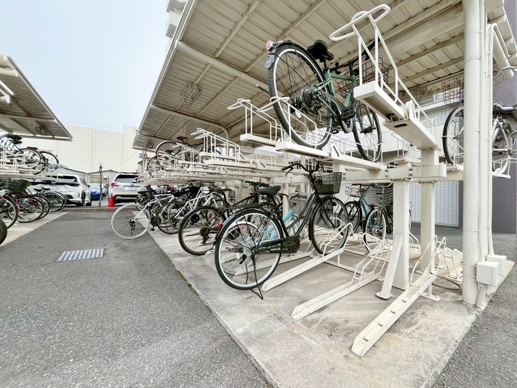 設備 きちんと整備された駐輪場。住む方の心遣いが感じられます。