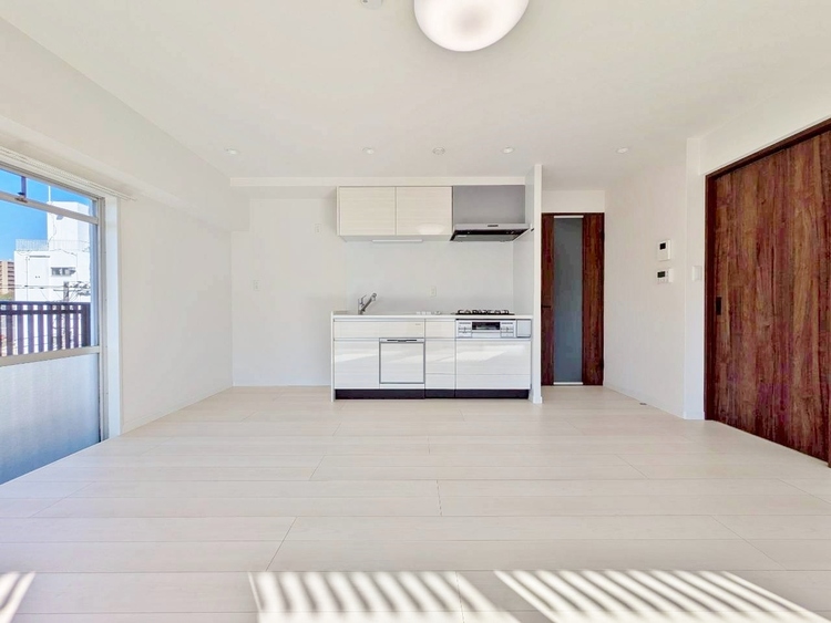 居間 忙しく過ぎゆく日常を置き去るほど、ゆったりした時間が流れるリビング。