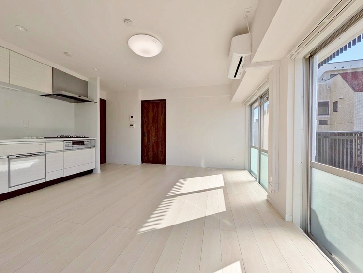 居間 居心地の良い空気感は、暮らしのステージを彩り、心からのやすらぎと満足感を与えてくれます。