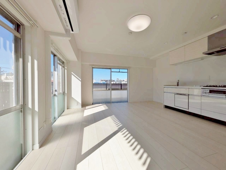 居間 快適に過ごす毎日を求めて、暮らしの中でご自身の「マイホーム」に創り上げてください。